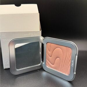 R.E.M. Beauty Interstellaire Top Coat Highlighter in Miss Uranus